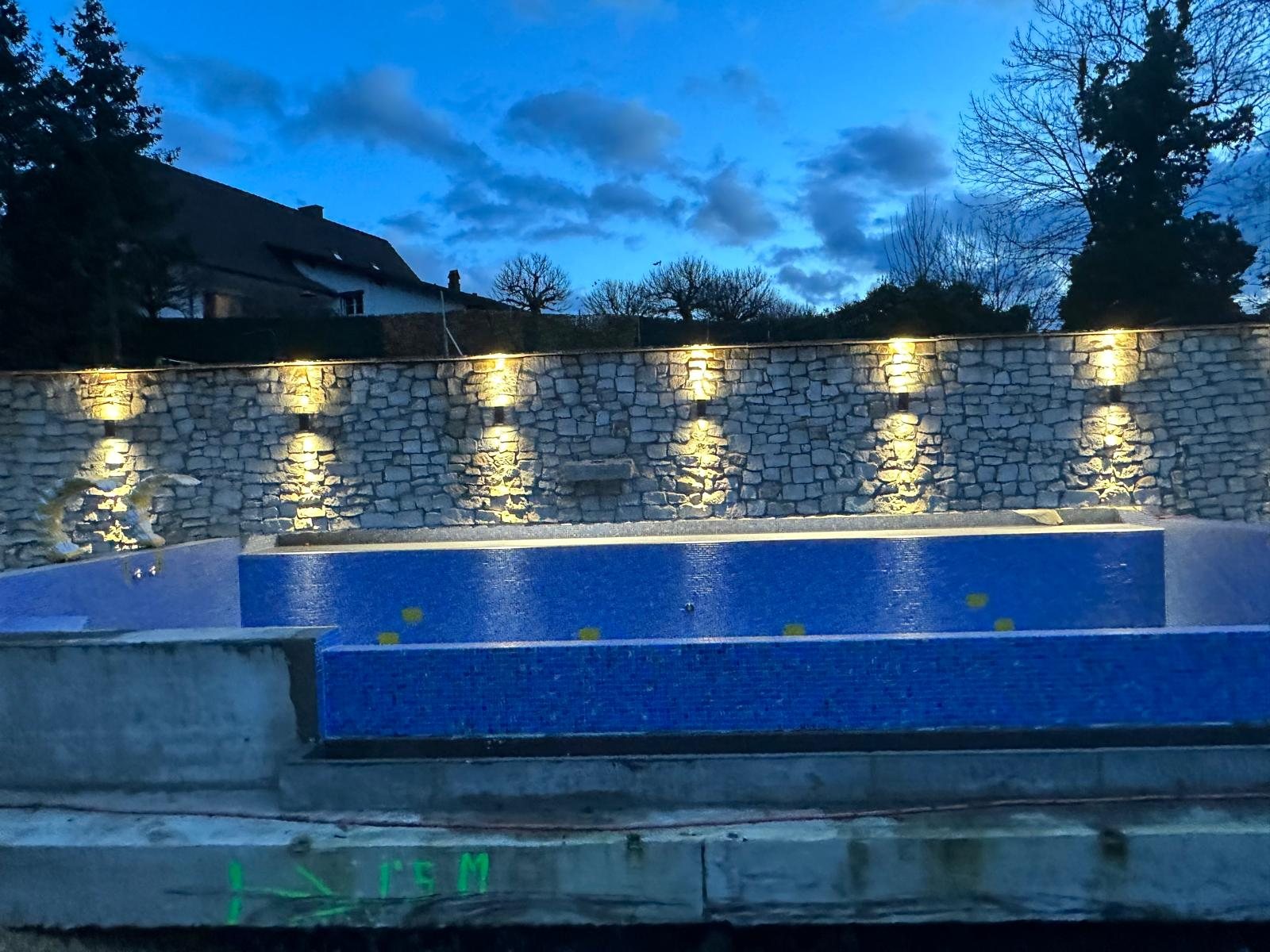 Poolanlage mit Natursteinmauer
